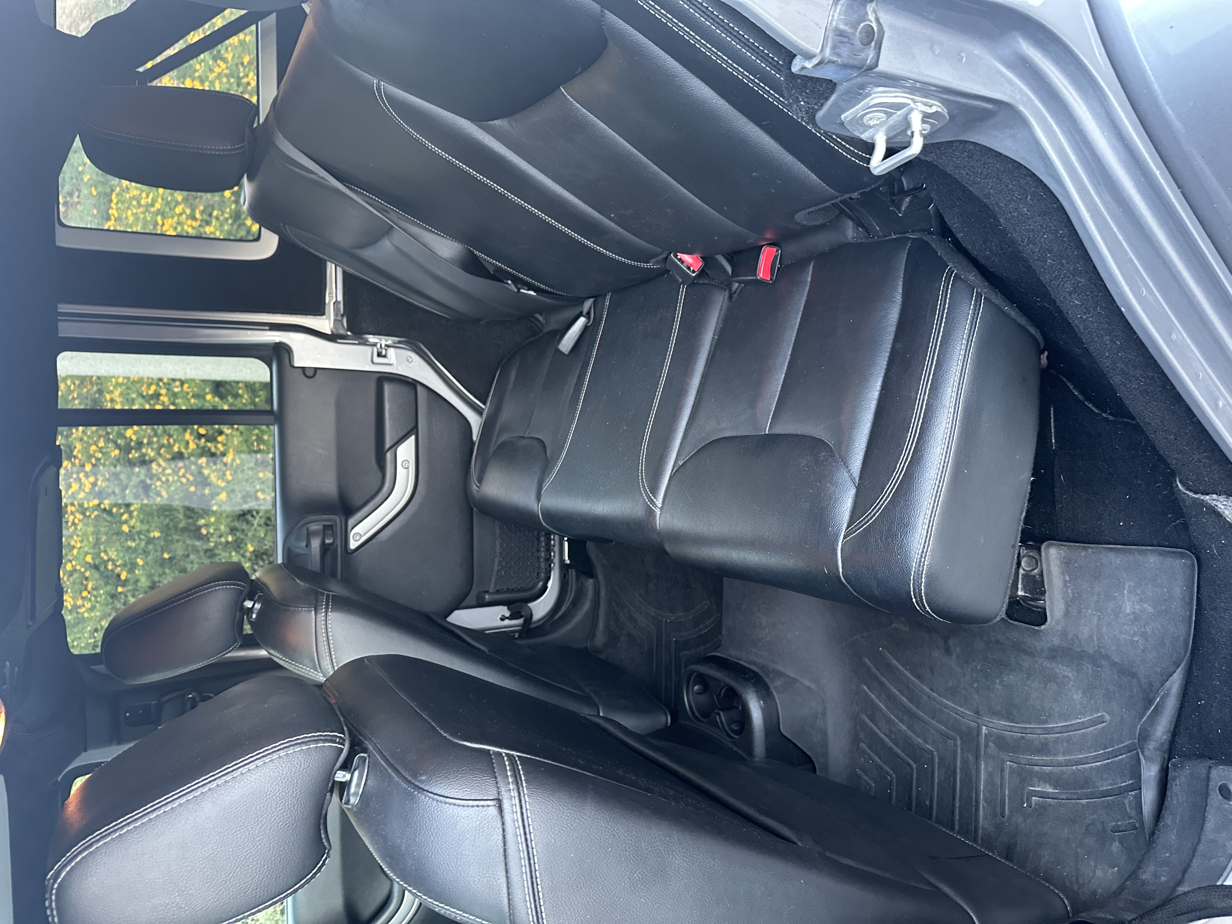 Used 2015 Jeep Wrangler Unlimited Rubicon w/ Connectivity Group AWD/4WD image 16