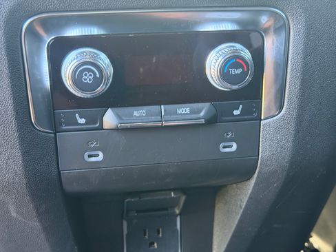 Used 2024 GMC Yukon SLT w/ SLT Luxury Package AWD/4WD image 15