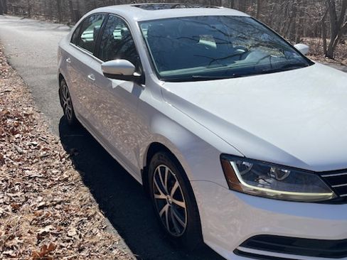 Used 2017 Volkswagen Jetta SE image 4
