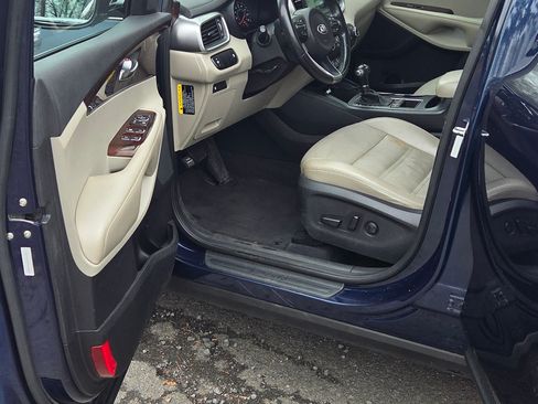 Used 2017 Kia Sorento LX w/ LX Convenience Package image 10