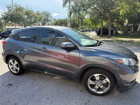 Used 2017 Honda HR-V EX image 1