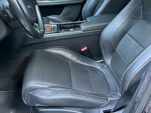 Used 2016 Jaguar XF S image 9
