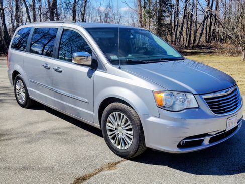Used 2013 Chrysler Town & Country Touring-L w/ Driver Convenience Group image 2