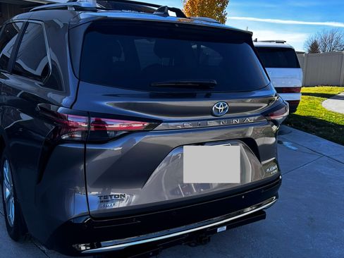 Used 2023 Toyota Sienna Platinum image 4