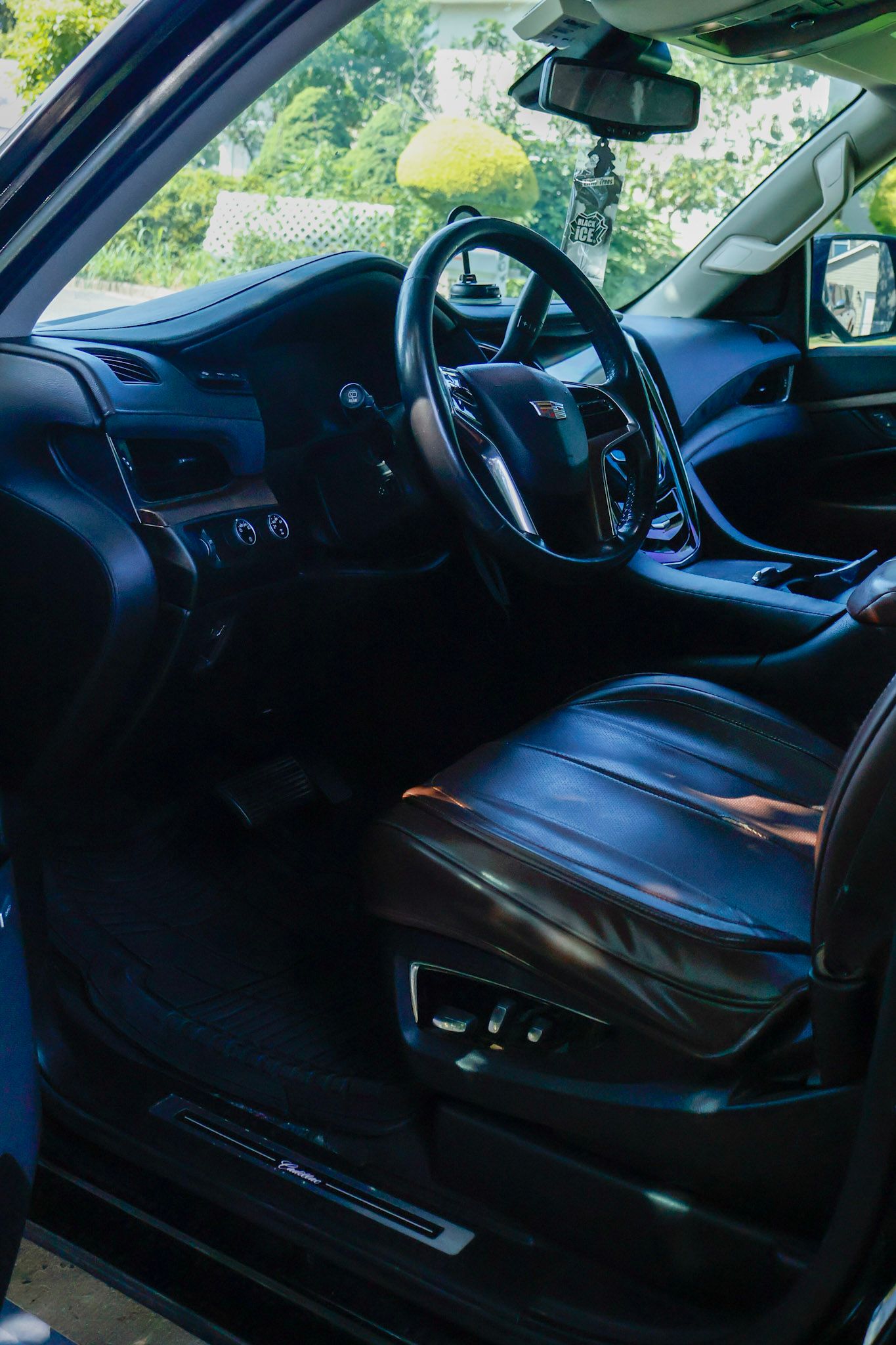Used 2015 Cadillac Escalade ESV Premium AWD/4WD image 5