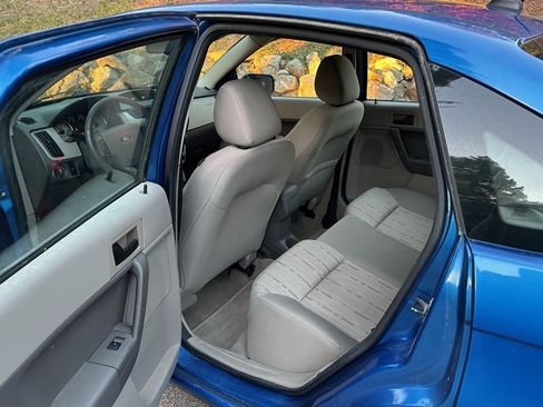 Used 2010 Ford Focus SE image 28