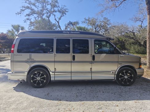 Used 2004 GMC Savana 1500 Van 3D w/ Preferred Equipment Group image 1