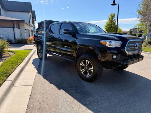 Used 2017 Toyota Tacoma TRD Sport AWD/4WD image 11