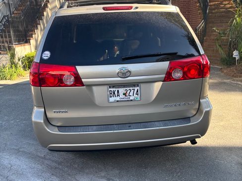 Used 2010 Toyota Sienna XLE Limited image 9