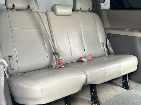 Used 2017 Toyota Sienna LE image 10