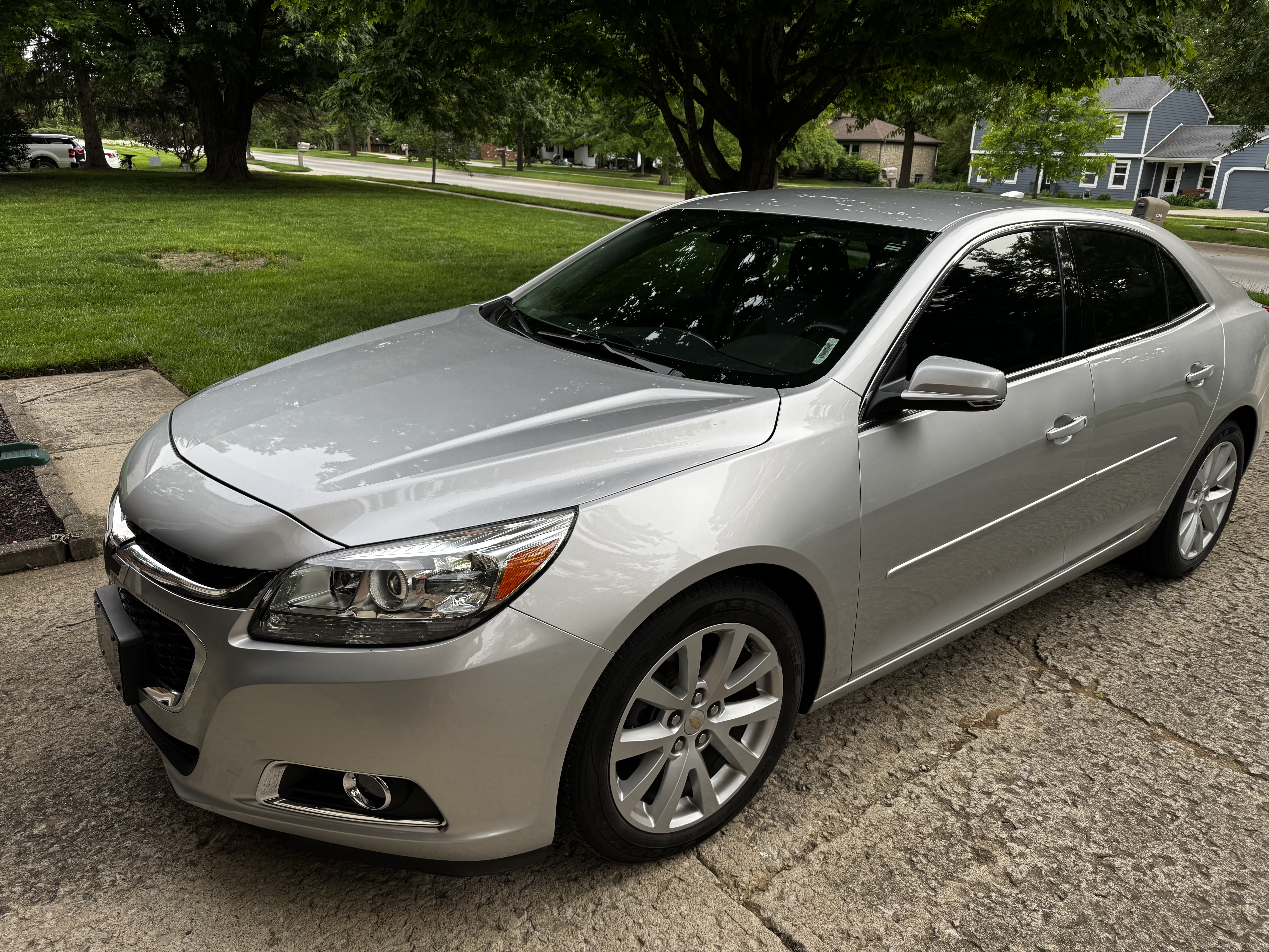 Used 2015 Chevrolet Malibu LT w/ Leather Package FWD image 2