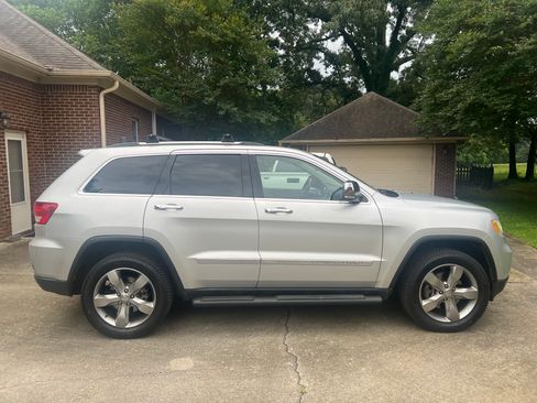 Used 2011 Jeep Grand Cherokee Overland AWD/4WD image 17