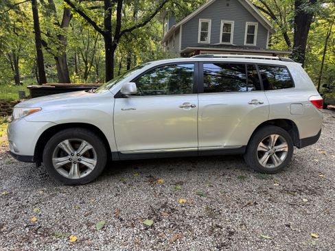 Used 2011 Toyota Highlander Limited w/ Tow Pkg AWD/4WD image 2