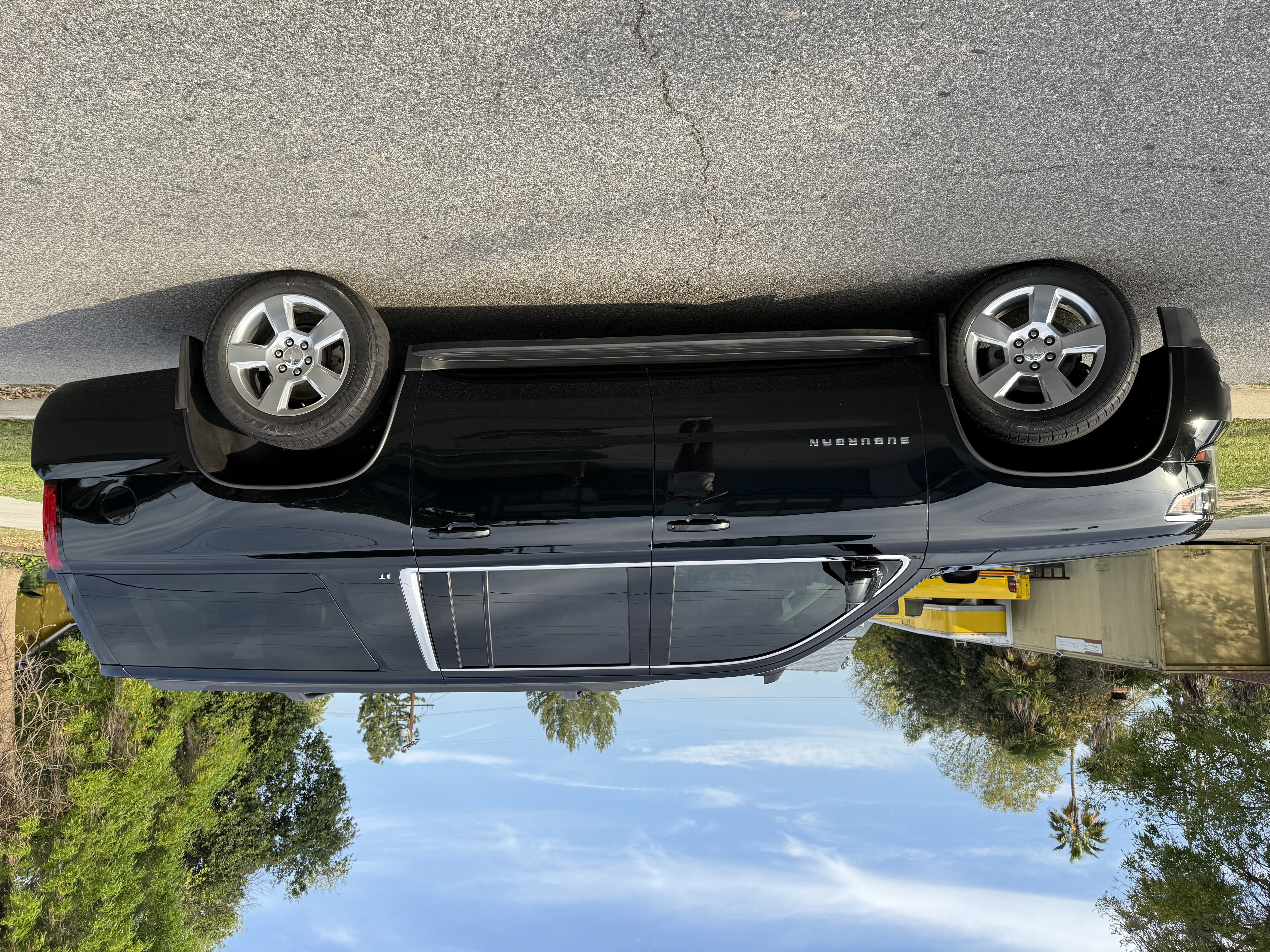 Used 2019 Chevrolet Suburban LT RWD image 4
