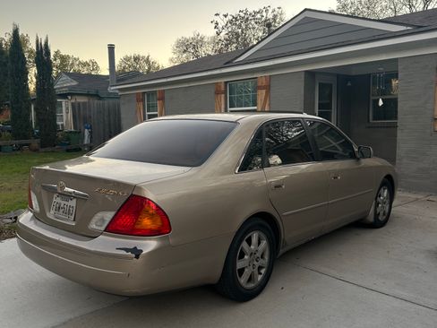 Used 2000 Toyota Avalon XL image 2