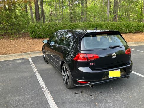 Used 2017 Volkswagen GTI SE image 10