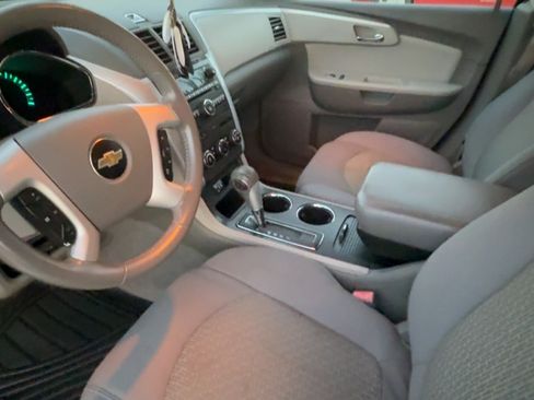 Used 2011 Chevrolet Traverse LT FWD image 5