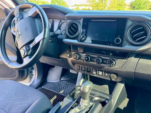 Used 2018 Toyota Tacoma TRD Off-Road w/ Technology Package AWD/4WD image 15