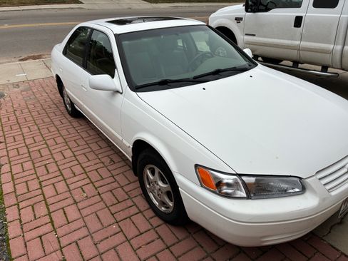 Used 1998 Toyota Camry XLE image 2