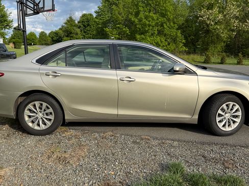 Used 2015 Toyota Camry LE FWD image 4