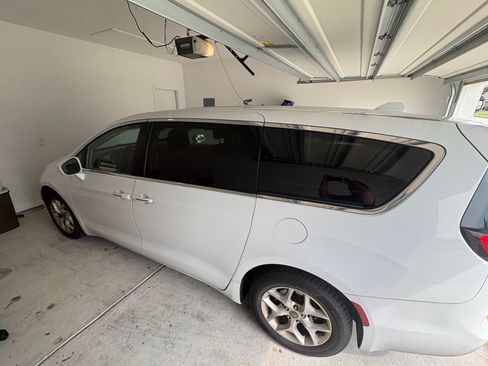 Used 2020 Chrysler Pacifica Touring w/ Tire & Wheel Group FWD image 8