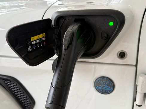 Used 2023 Jeep Wrangler Unlimited Sahara image 23