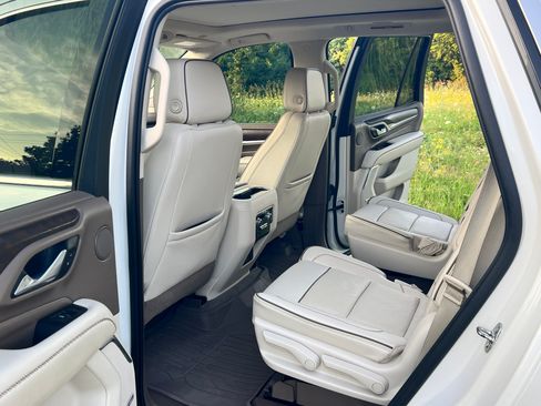 Used 2021 GMC Yukon Denali w/ Advanced Technology Package AWD/4WD image 12