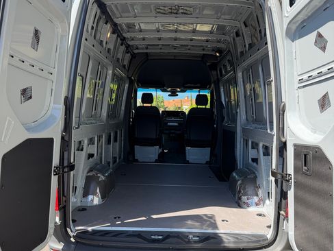 Used 2025 Mercedes-Benz Sprinter 2500 image 10