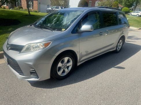 Used 2018 Toyota Sienna LE FWD image 14