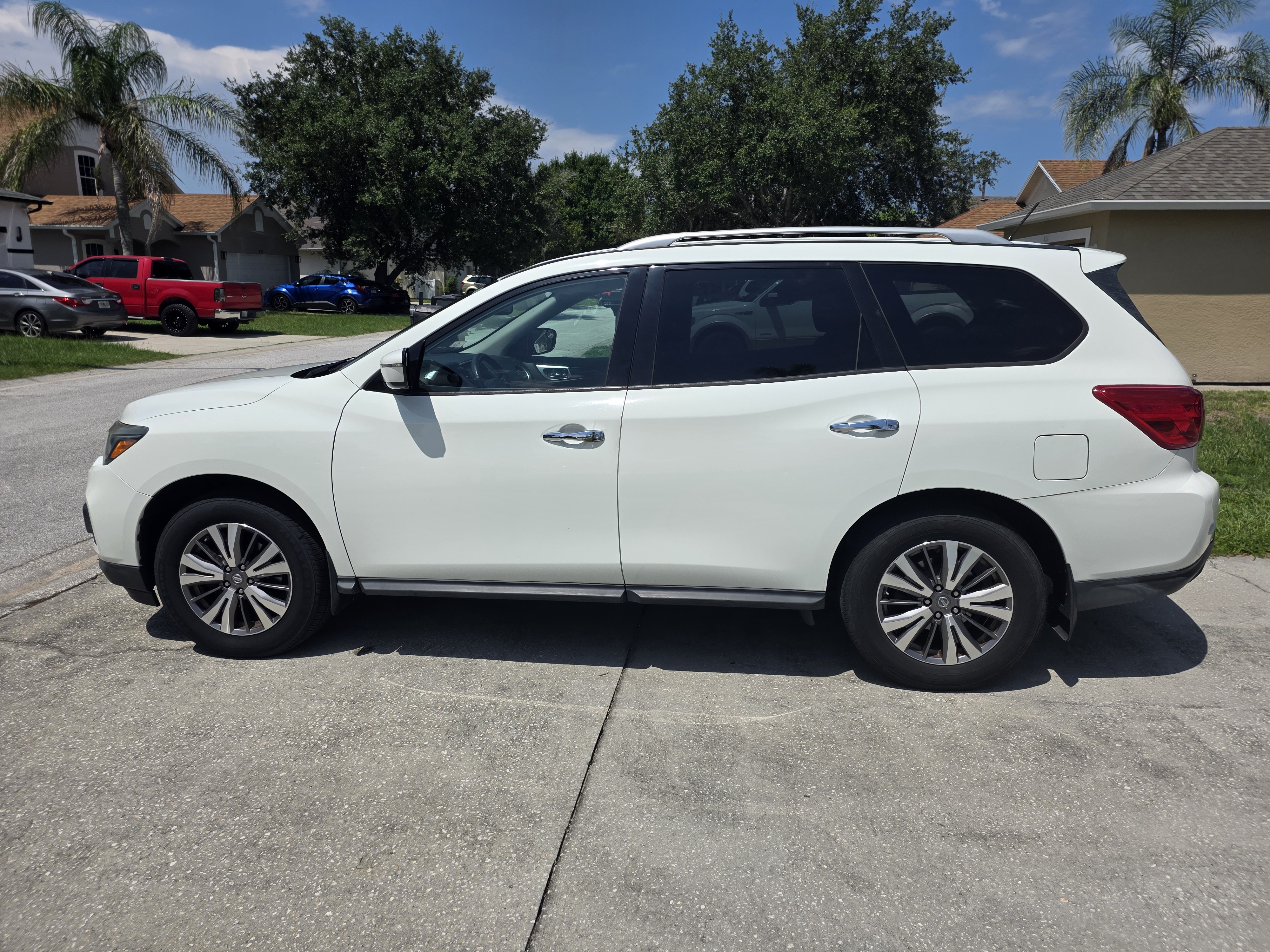 Used 2017 Nissan Pathfinder SV AWD/4WD image 1