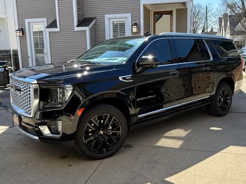 Used 2023 GMC Yukon XL Denali image 2