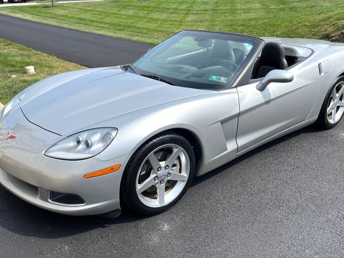 Used 2005 Chevrolet Corvette Convertible w/ Preferred Equipment Group RWD image 2