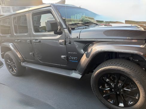 Used 2021 Jeep Wrangler Unlimited Sahara w/ Cold Weather Group AWD/4WD image 17