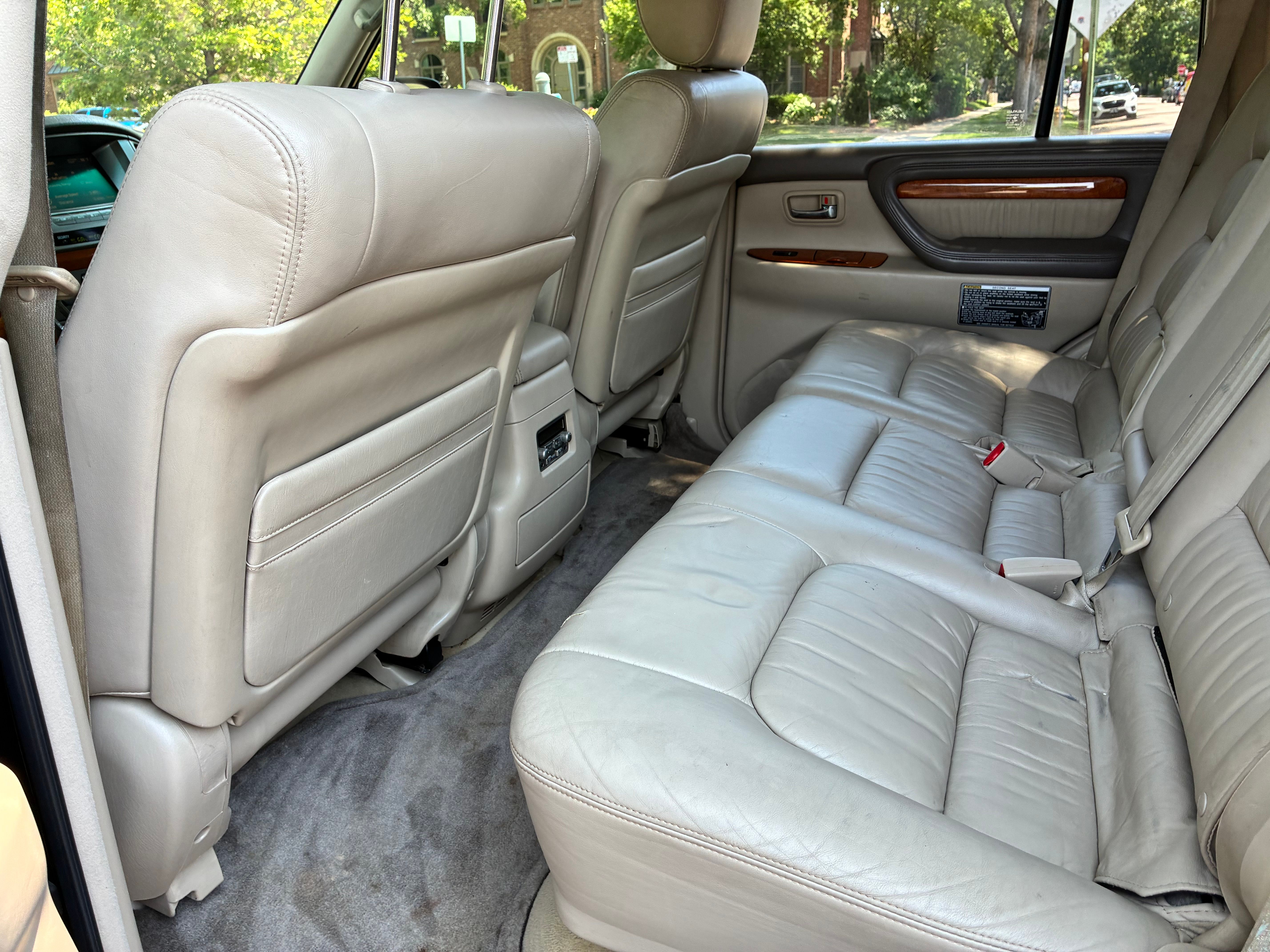 Used 2007 Lexus LX 470 4WD w/ Preferred Accessory Pkg image 8