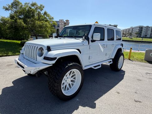 Used 2021 Jeep Wrangler Unlimited Sahara AWD/4WD image 5