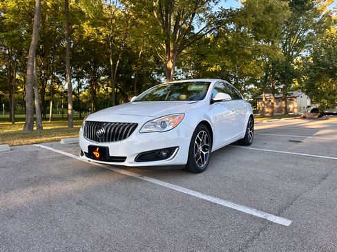 Used 2017 Buick Regal Sport Touring image 2