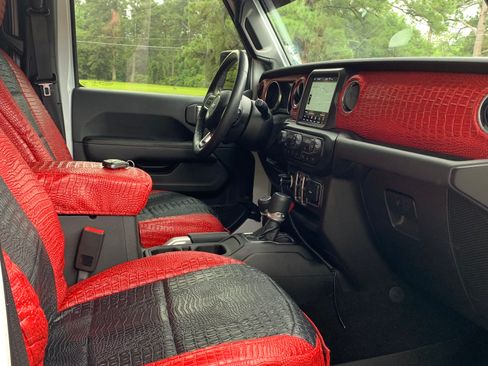 Used 2019 Jeep Wrangler Unlimited Sahara image 15