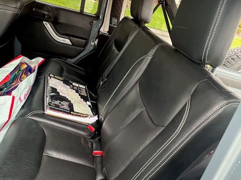 Used 2015 Jeep Wrangler Unlimited Rubicon w/ Connectivity Group image 11