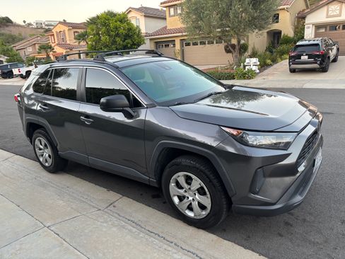 Used 2019 Toyota RAV4 LE w/ Carpet Mat Package FWD image 4