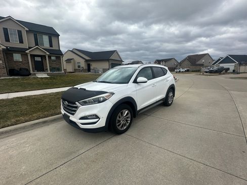 Used 2017 Hyundai Tucson SE image 1