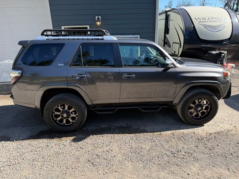 Used 2017 Toyota 4Runner SR5 AWD/4WD image 1