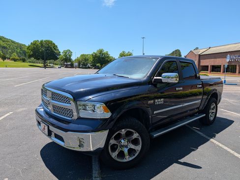 Used 2018 RAM 1500 Laramie w/ Convenience Group AWD/4WD image 4