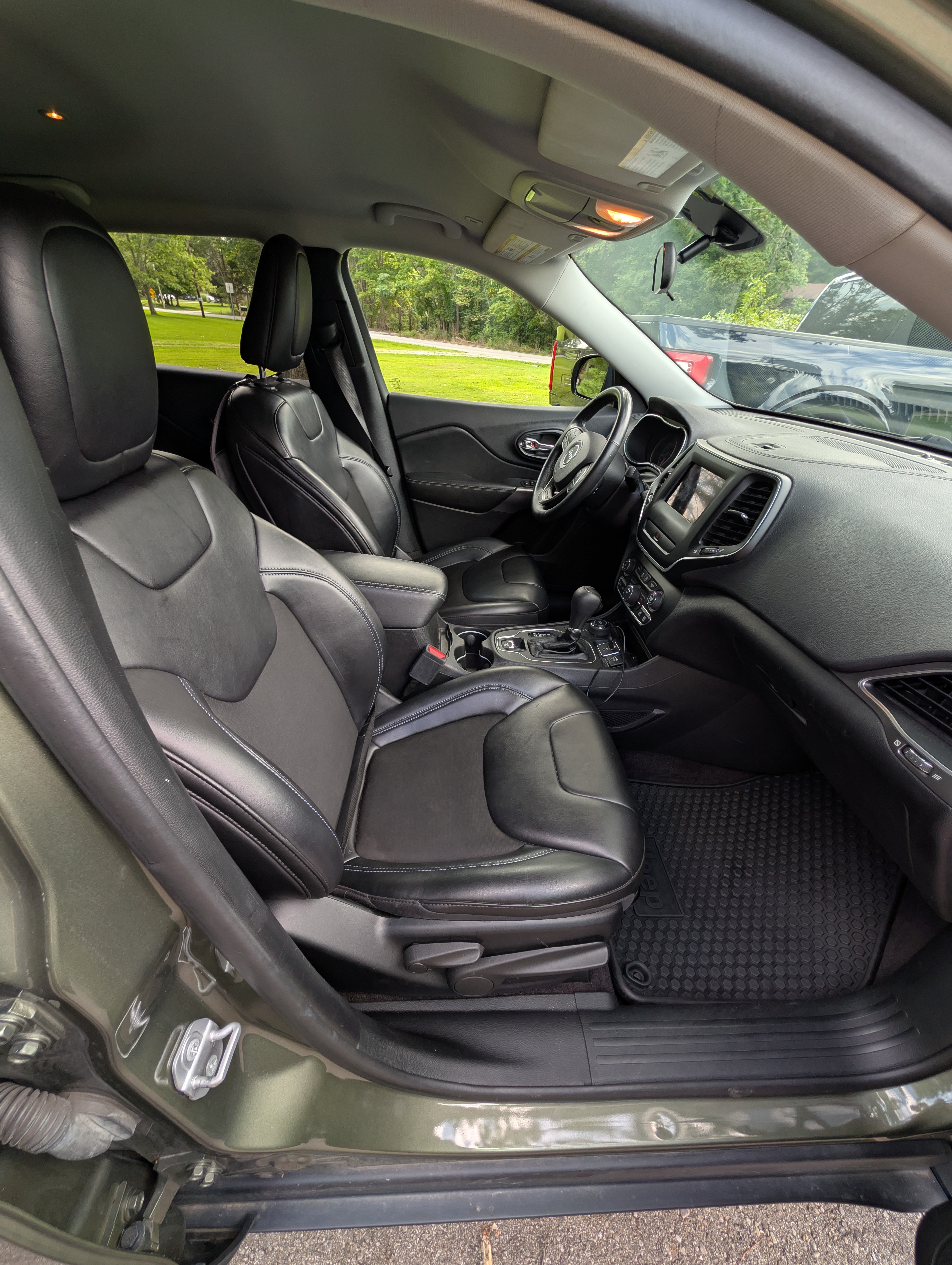 Used 2019 Jeep Cherokee Latitude Plus w/ Cold Weather Group AWD/4WD image 23