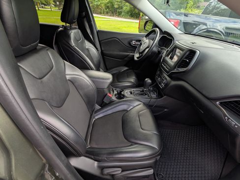Used 2019 Jeep Cherokee Latitude Plus w/ Cold Weather Group AWD/4WD image 23