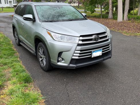 Used 2017 Toyota Highlander XLE AWD/4WD image 2
