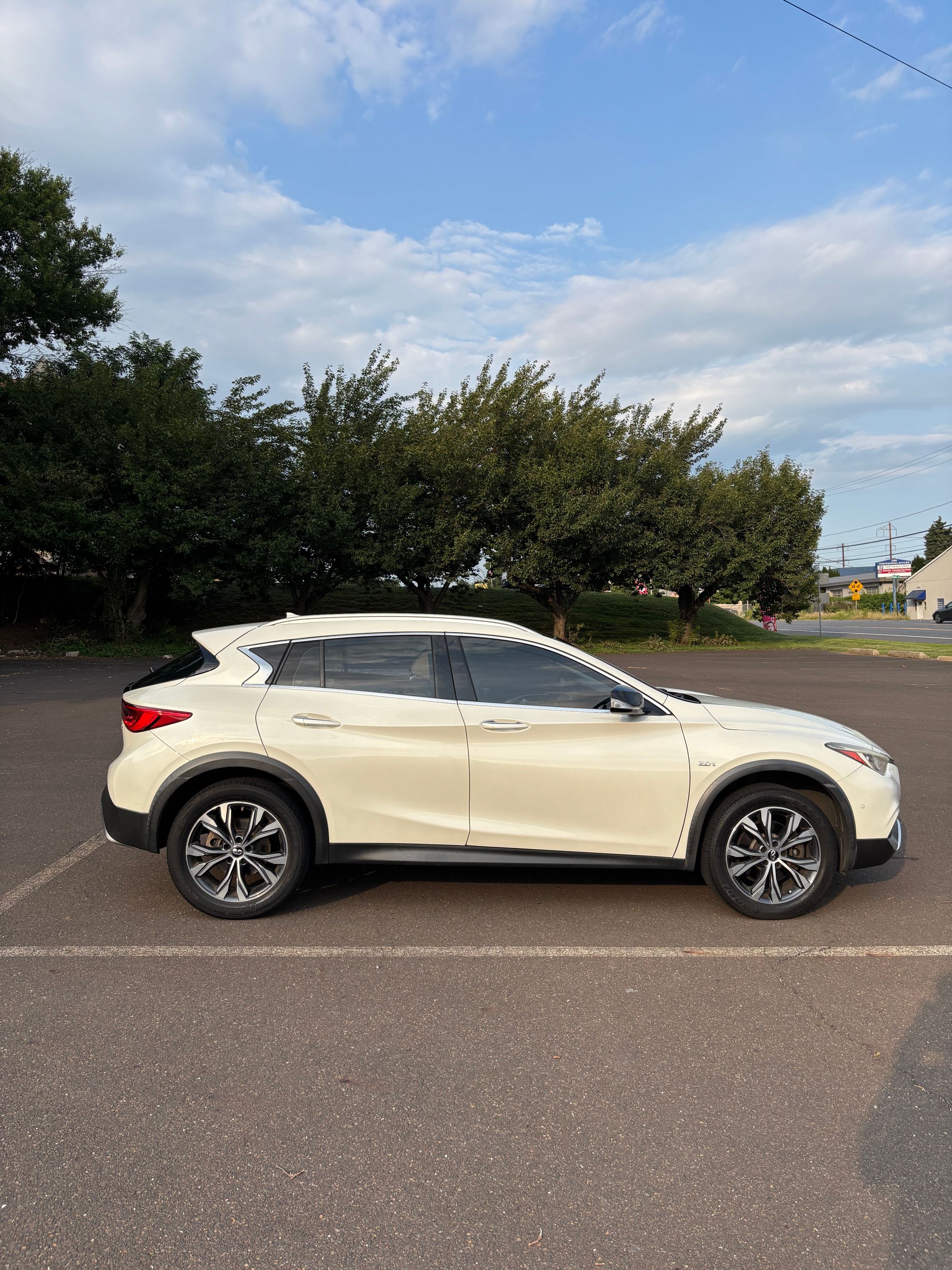 Used 2018 INFINITI QX30 Premium w/ Navigation Package AWD/4WD image 4
