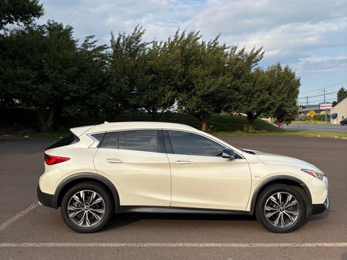 Used 2018 INFINITI QX30 Premium w/ Navigation Package AWD/4WD image 4