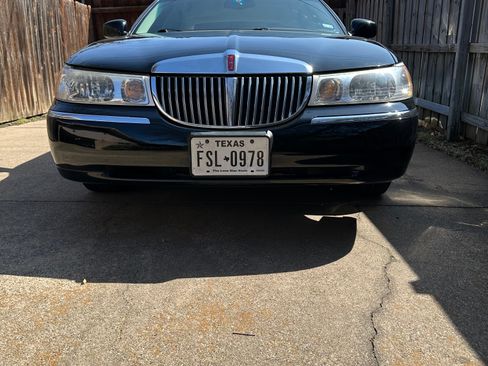 Used 2000 Lincoln Town Car Signature image 4