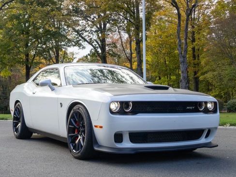 Used 2015 Dodge Challenger SRT Hellcat image 1