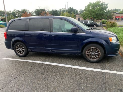Used 2017 Dodge Grand Caravan SXT FWD image 3